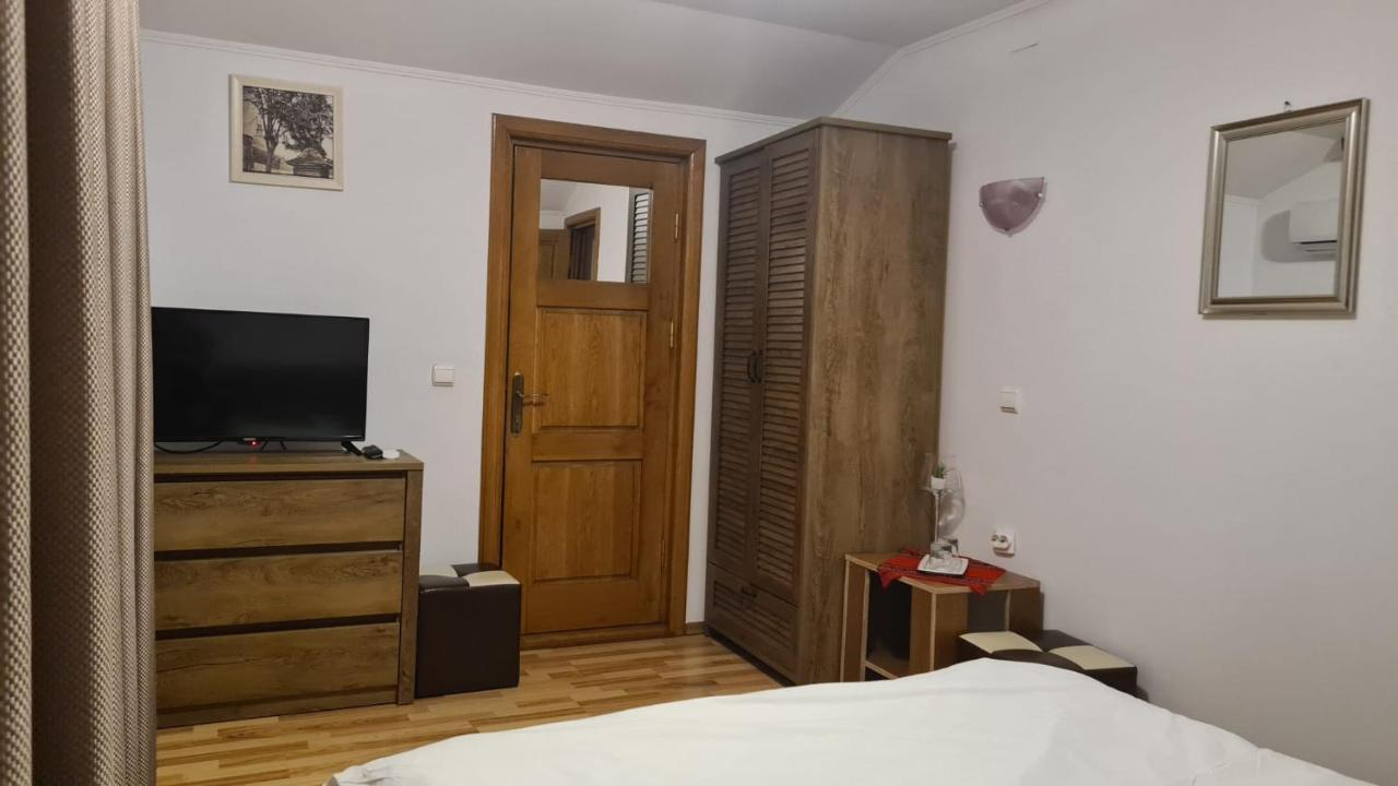 Hanul Ancutei Curtea de Argeş Exterior foto